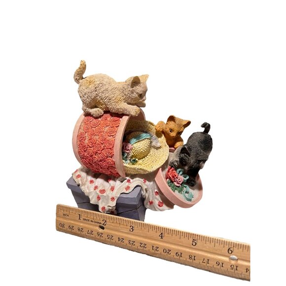 Westland Musical Figurine Kittens Playing With Hat Box Tune "Whats New Pussycat" - Picture 6 of 6